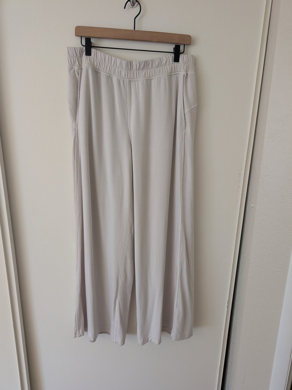 lululemon athletica Womens Large Cream Wide Leg Pull On Pants Athleisure Lounge